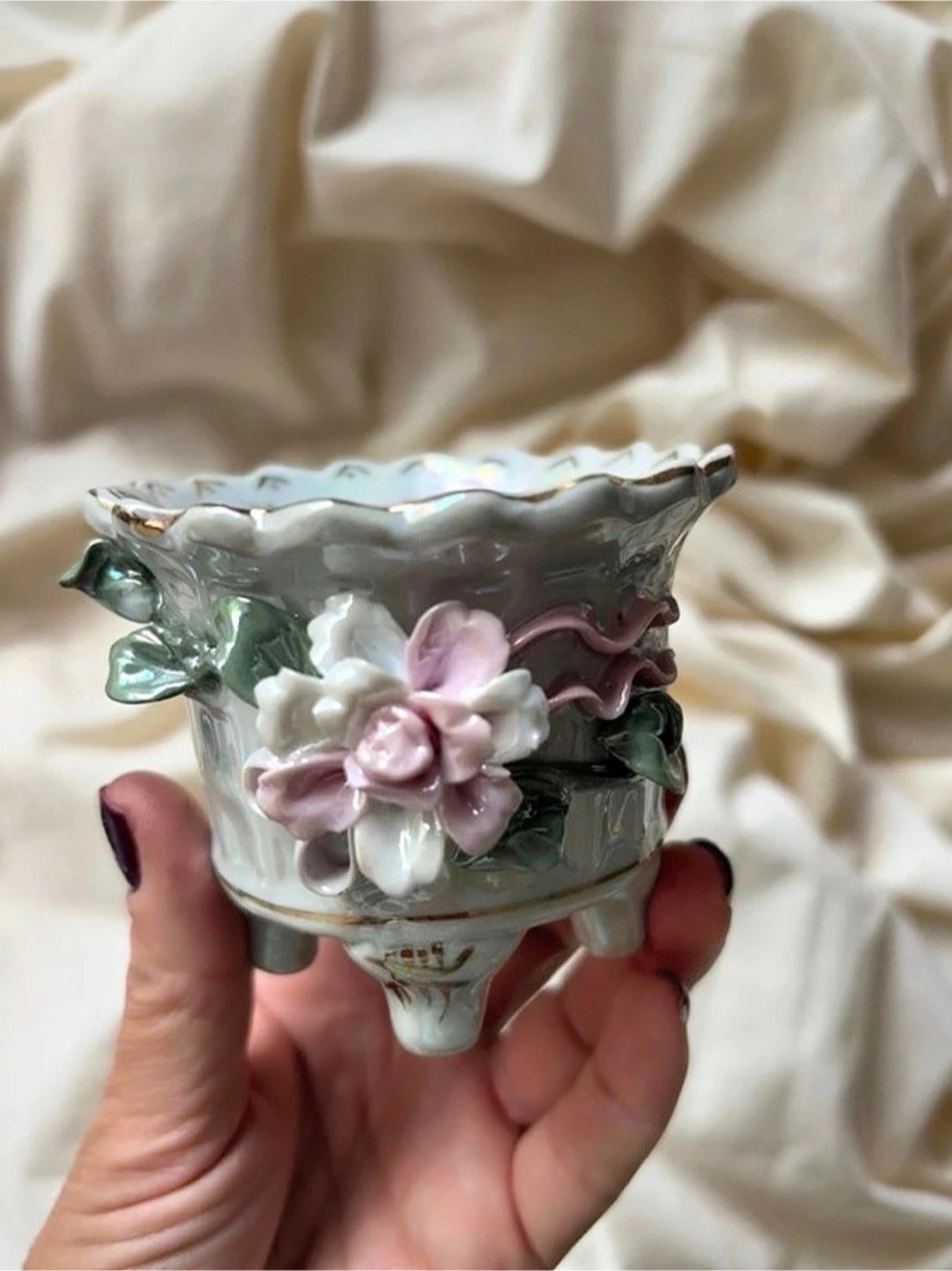 Floral Ceramic pot  in White & Pink